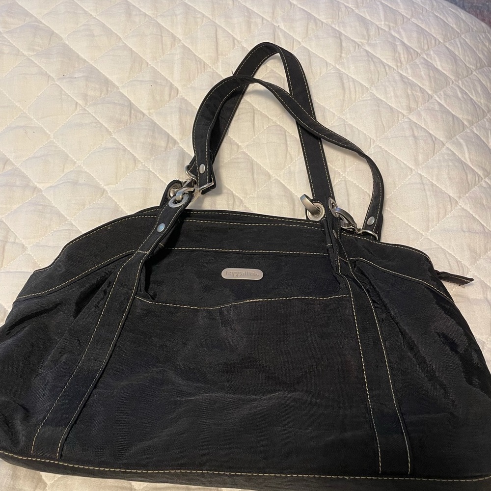 Small Baggallini shoulder bag. Excellent condition